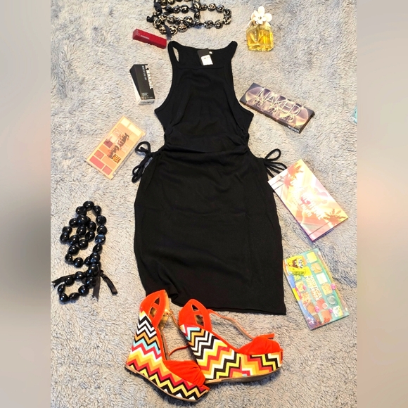 Black beautiful dress open aside ribs and waist. Size Medium - Picture 4 of 6